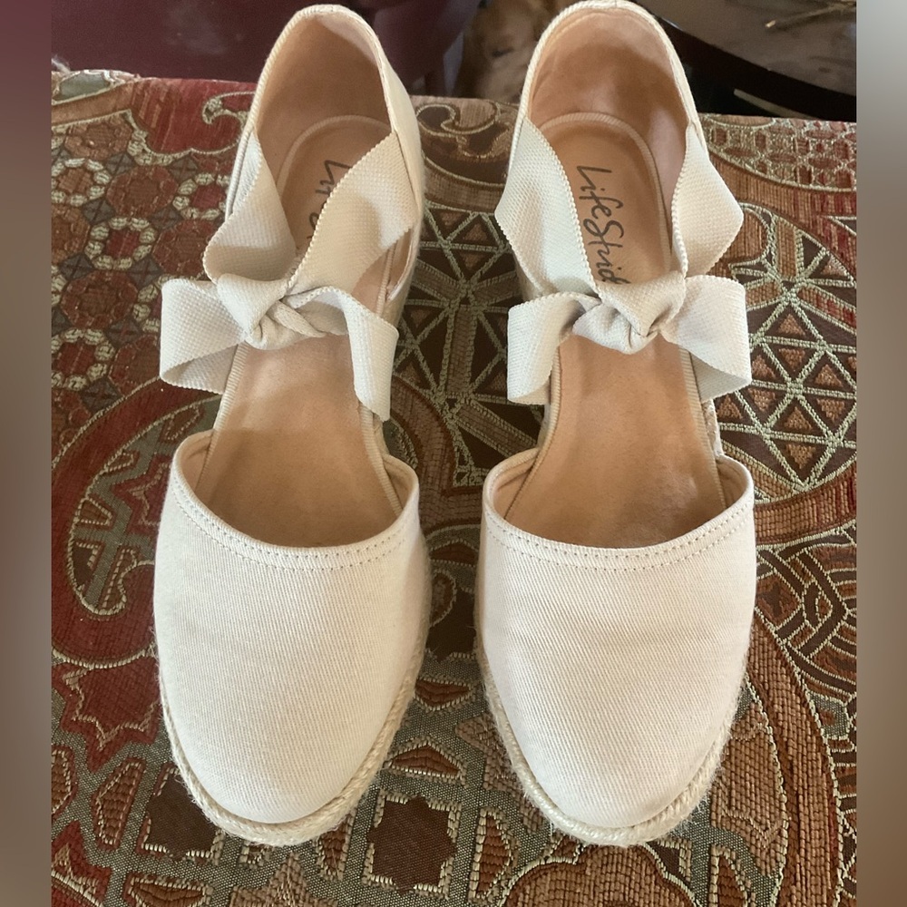Life Stride canvas sandals. Size 9M